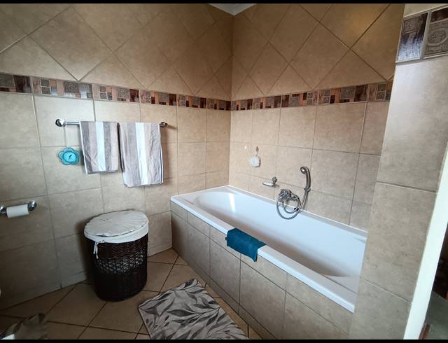 3 BEDROOM TOWNHOUSE FOR SALE IN NEW MARKET PARK